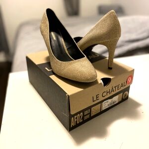 Le Chateau Gold pumps